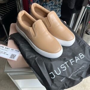 Just Fab Sneaker, nude size 8